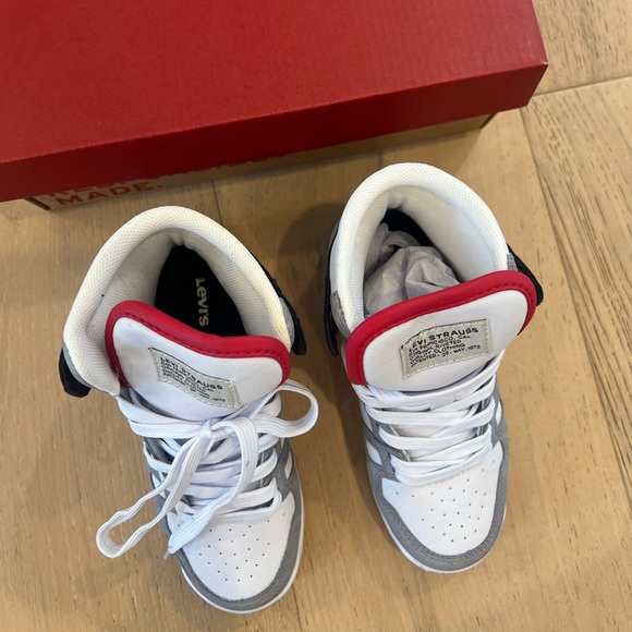Levi's Kids Hightop Sneaker Shoe - Size 11 - Brand New in Box - Picture 3 of 6